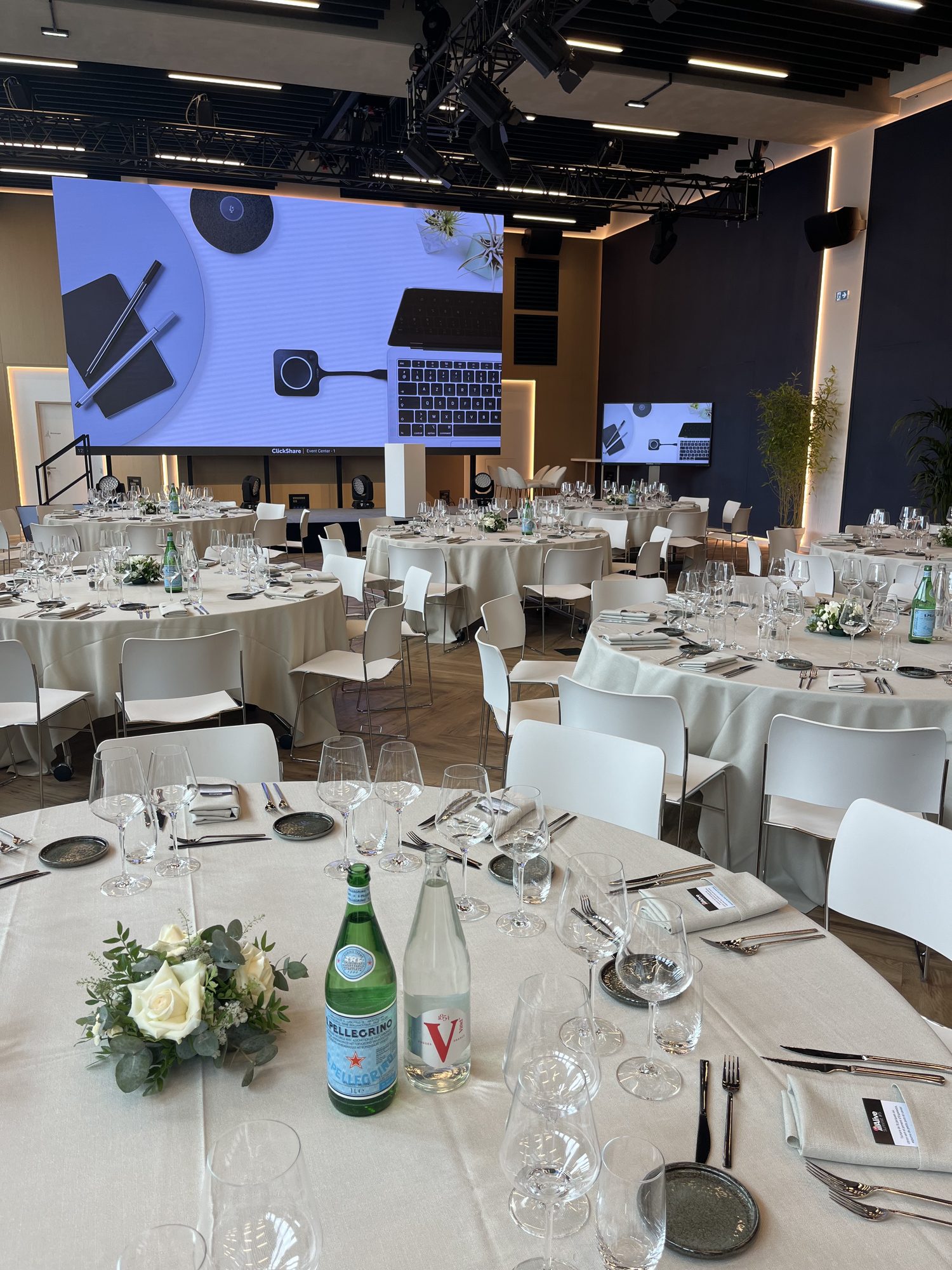 Salle en configuration dîner assis, tables rondes dressées