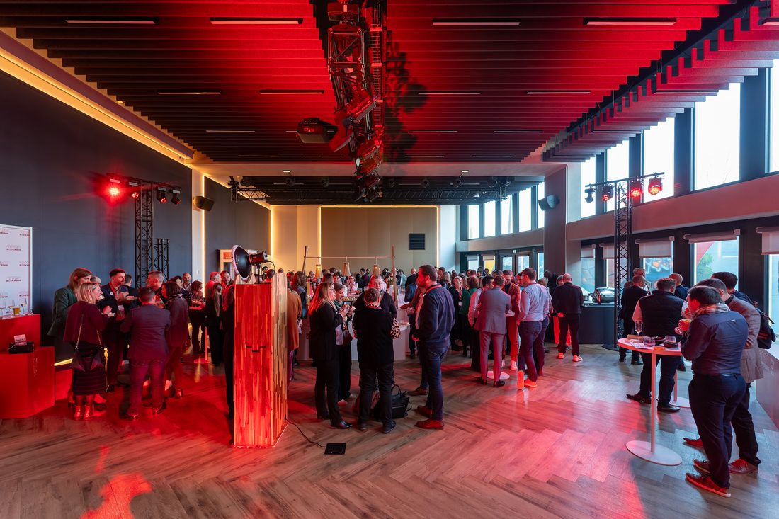 Compétition e-sport, défilé de mode et galerie d'art