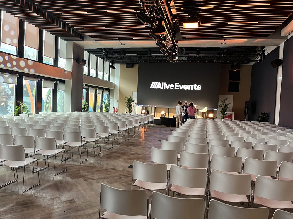 Salle en configuration plénière, 280 chaises face à l'écran Alive Events