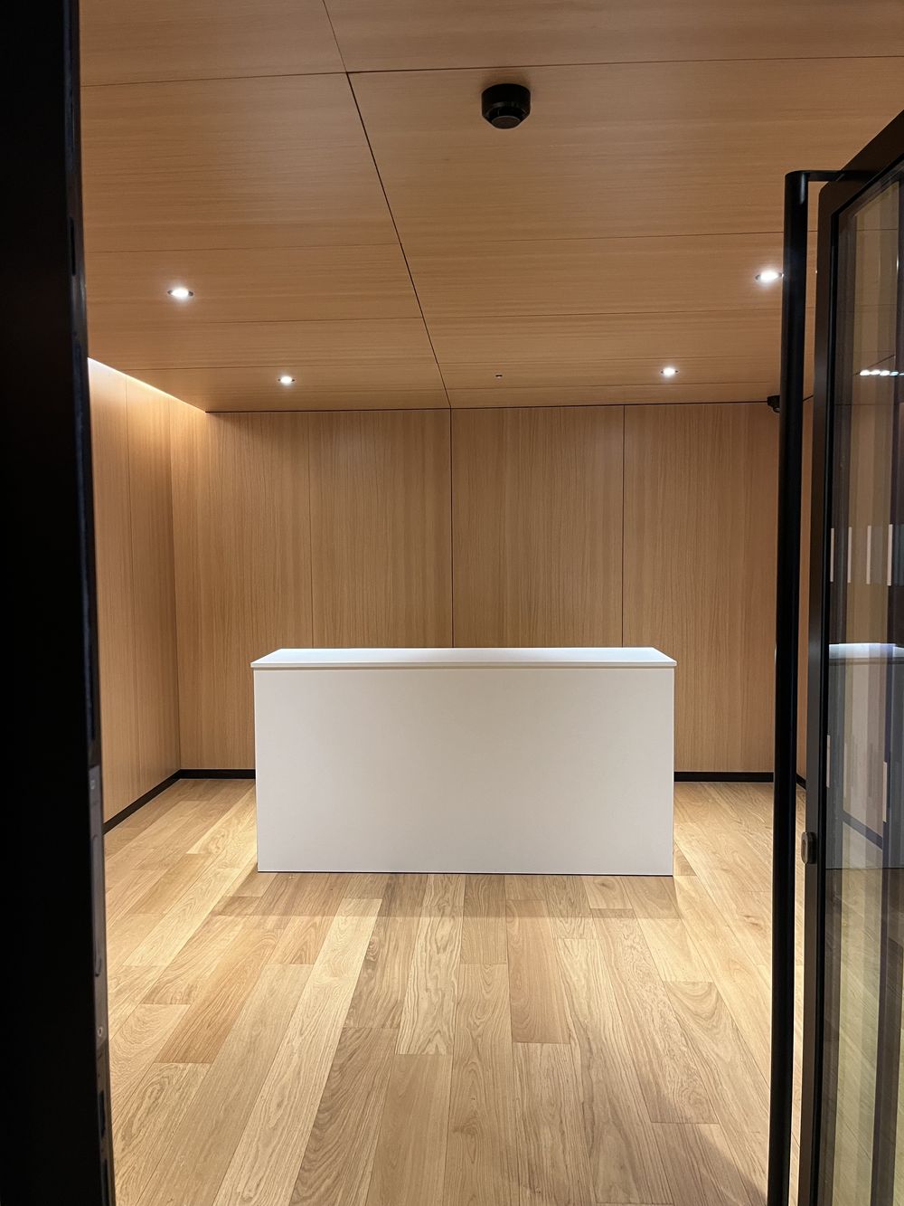SAS d'accueil habillé de bois avec desk blanc