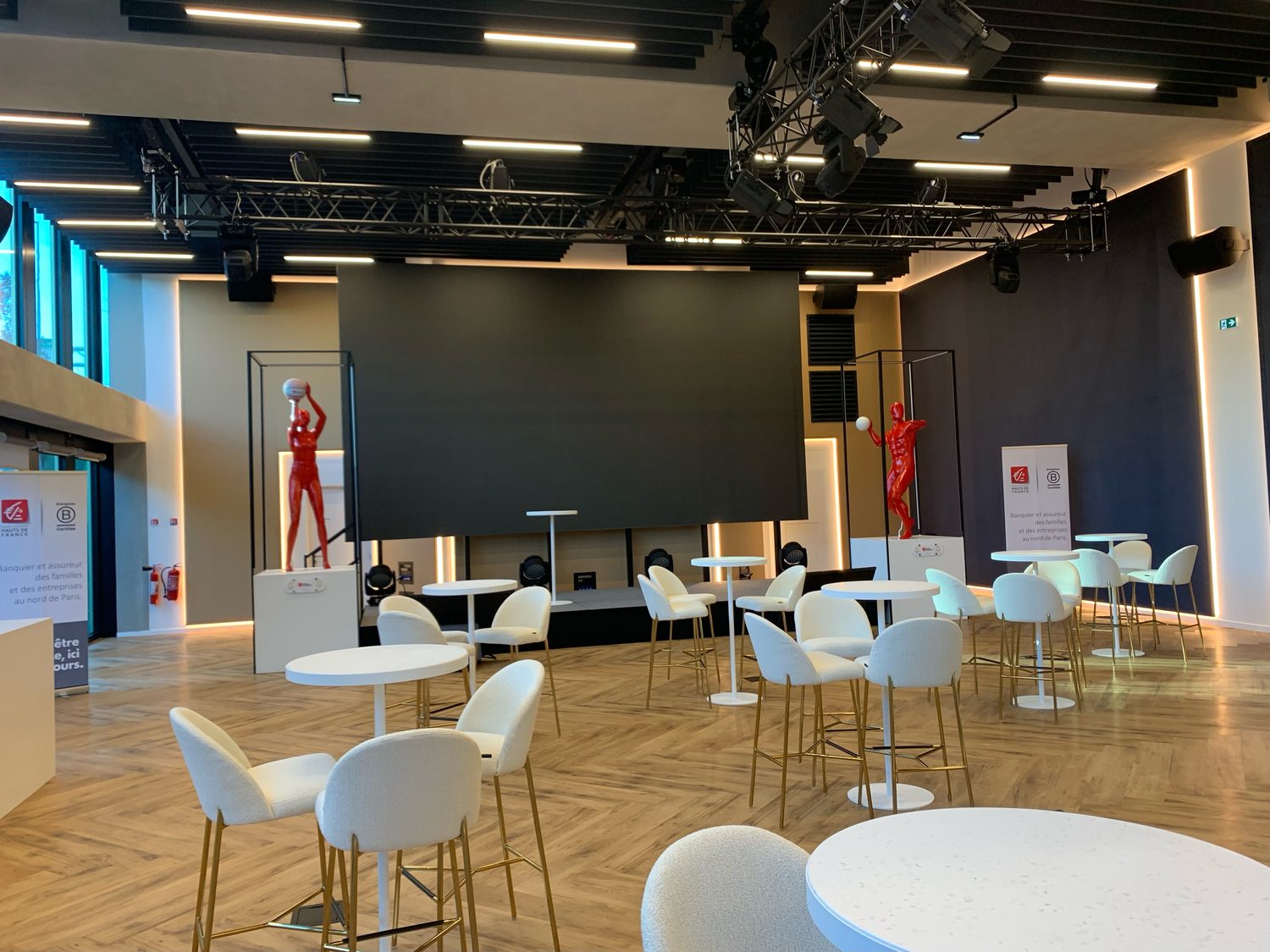 Grande salle ShaKe Event aménagée en cocktail, vue d'ensemble avec scène